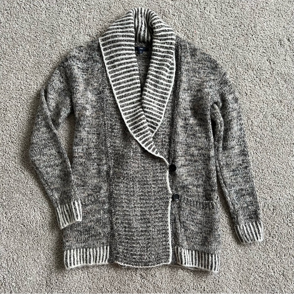 Perfect neutral sweater. GAP xs